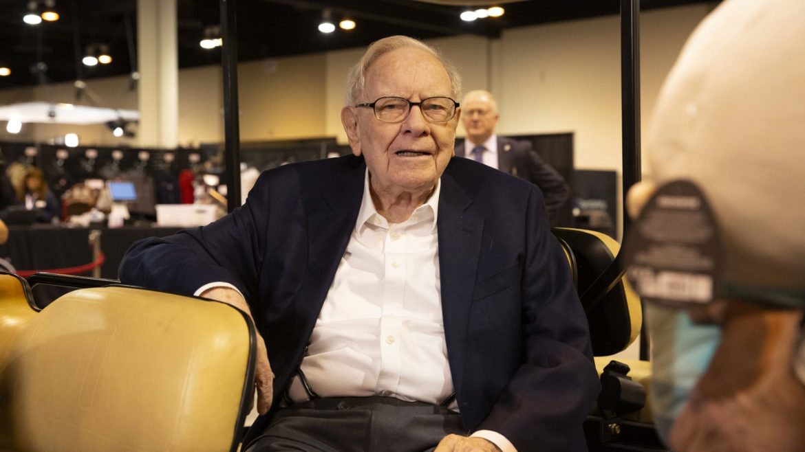 Berkshire Hathaway Earnings Fall Short Amid Tariff Uncertainty, Buffett Warns