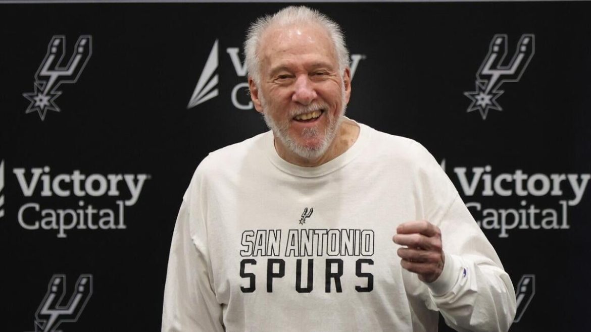 Spurs’ Gregg Popovich Jokes ‘El Jefe’ in Warm Welcome to New Coach Mitch Johnson