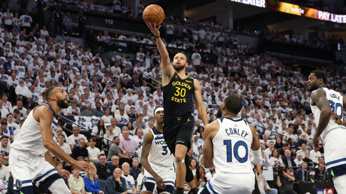 Stephen Curry’s Hamstring Injury Forces Early Exit in Game 1, Warriors Face Setback