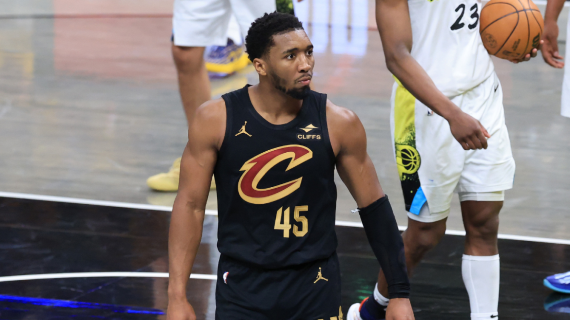 Donovan Mitchell Exits Game 4 With Ankle Injury as Cavaliers Fall to Pacers