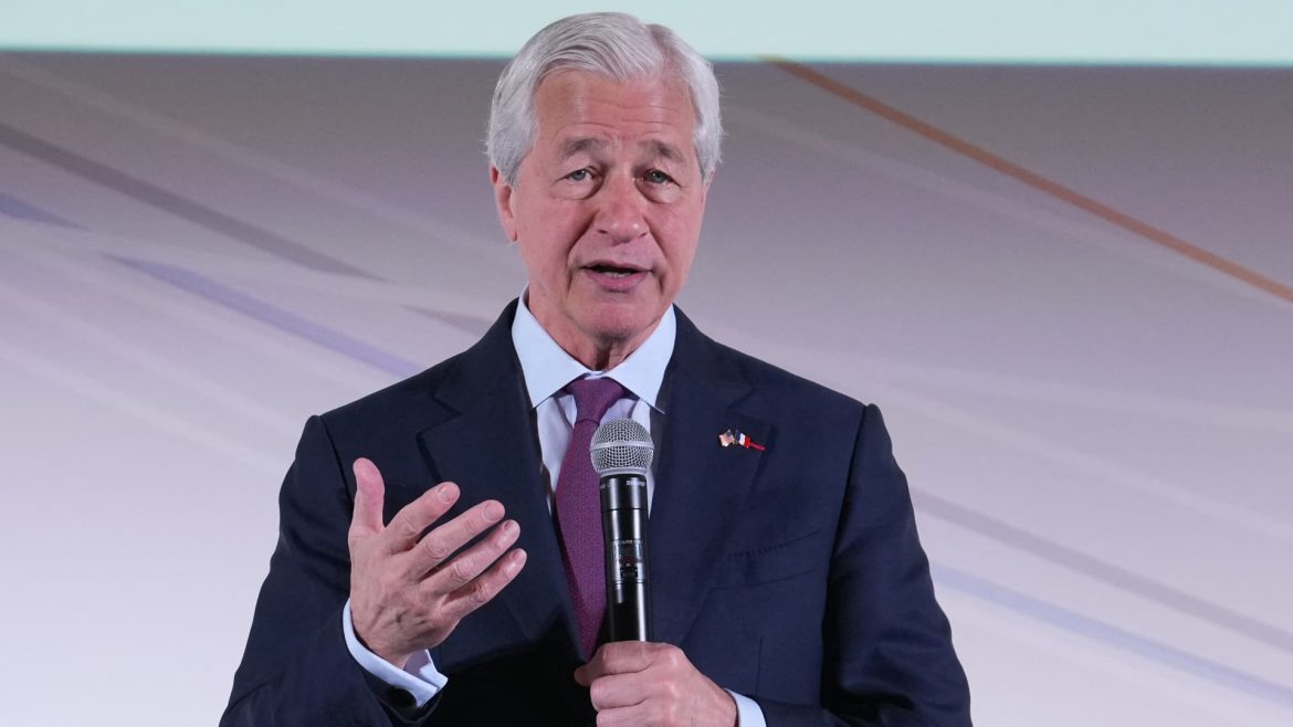 Jamie Dimon Warns: Markets Too Complacent on Tariffs, S&P 500 Earnings Growth Set to Collapse