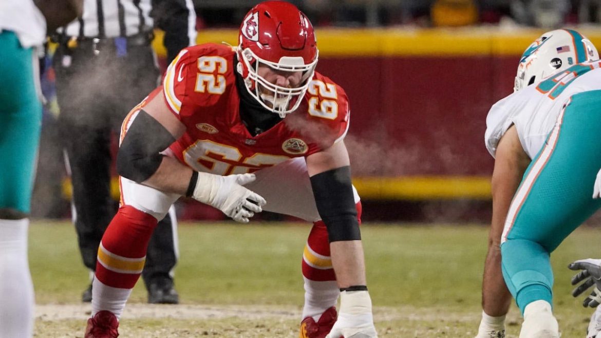 Joe Thuney Signs Two-Year Extension with Bears