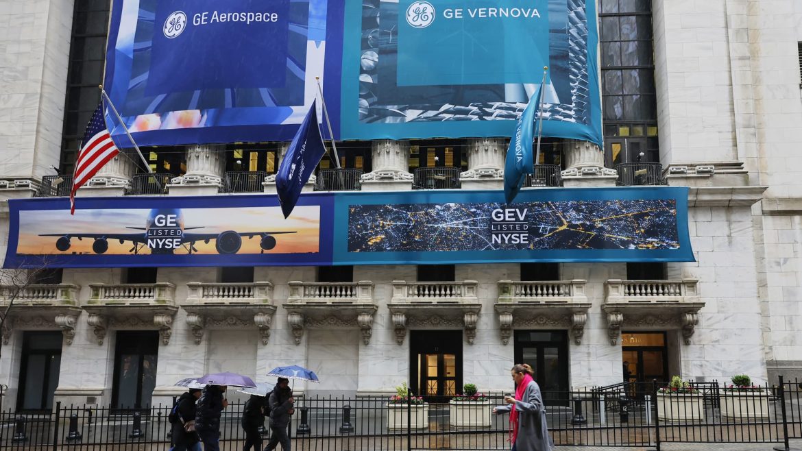 S&P 500 Streak Faces Pressure, But Our New Stock Scores Double Wins