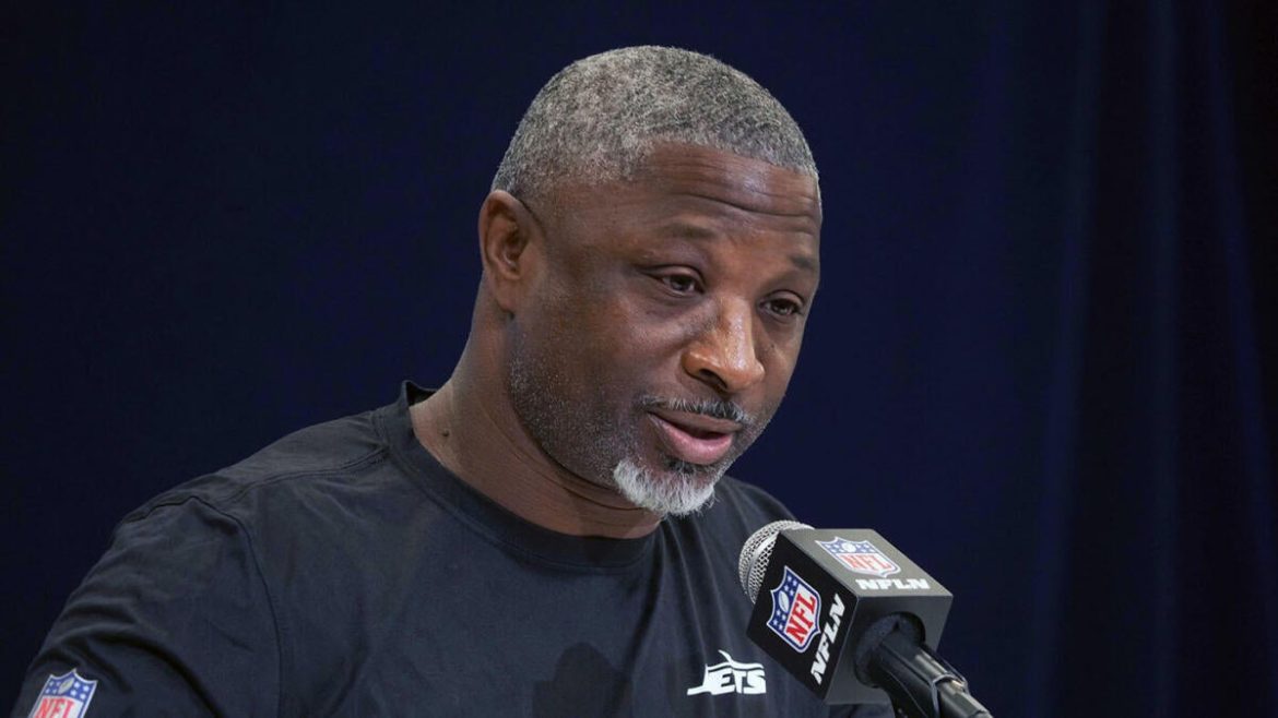 Jets Coach Aaron Glenn Highlights Justin Fields’ Leadership in Post-Rodgers Era