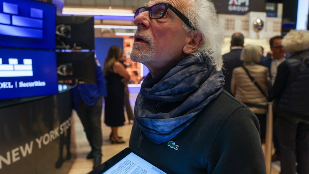 “Why ‘Sell America’ is Surging as a Wall Street Trend Amid AI Revolution”