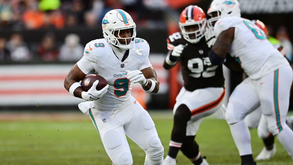 Trade Talks Heat Up: Dolphins’ Jonnu Smith Draws Interest from Steelers