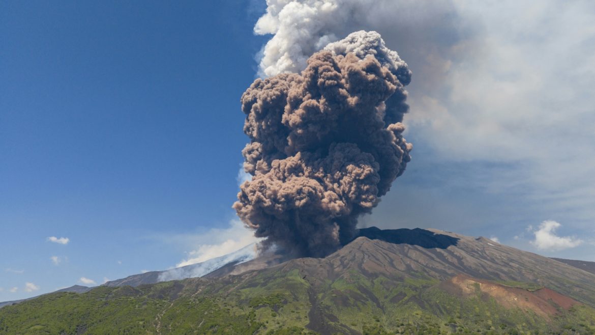 Mount Etna’s Explosive Eruption Sends Massive Ash Cloud Skyward, Triggering Alerts
