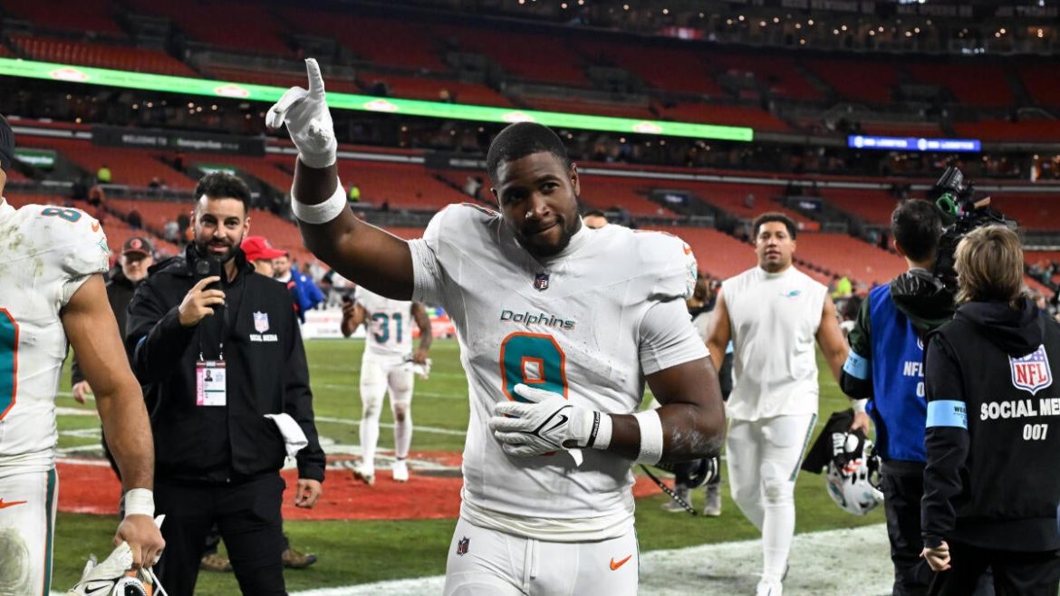 Jonnu Smith Eager to Stay with Dolphins, Says Agent