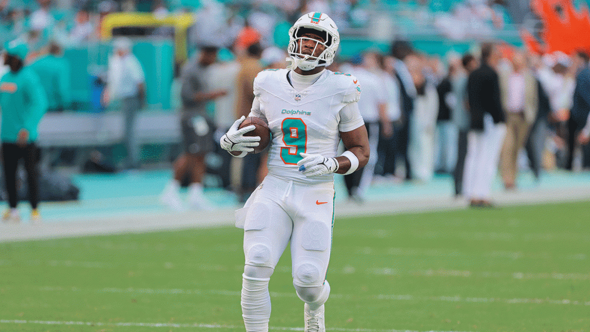 Jonnu Smith Stays Put: Steelers Not Pursuing Trade as TE Prefers Dolphins
