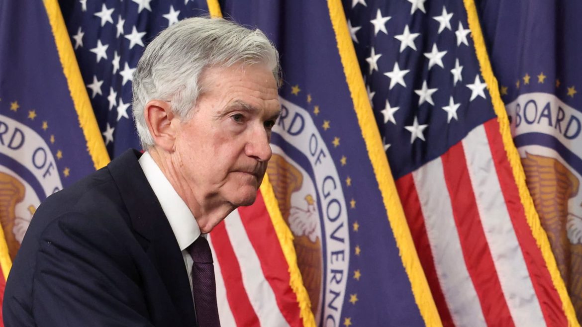 Trump Urges Powell to Slash Interest Rates Following Weak ADP Jobs Data