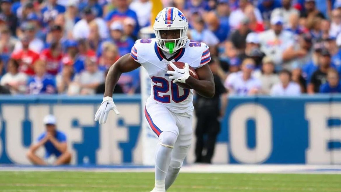 Bills’ Frank Gore Jr. Teased by Teammates Over ‘FGJ’ Autograph on Trading Card