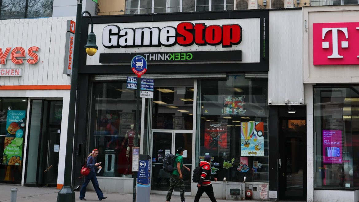 GameStop Shares Plunge Amid Convertible Bond Offering to Expand Bitcoin Holdings