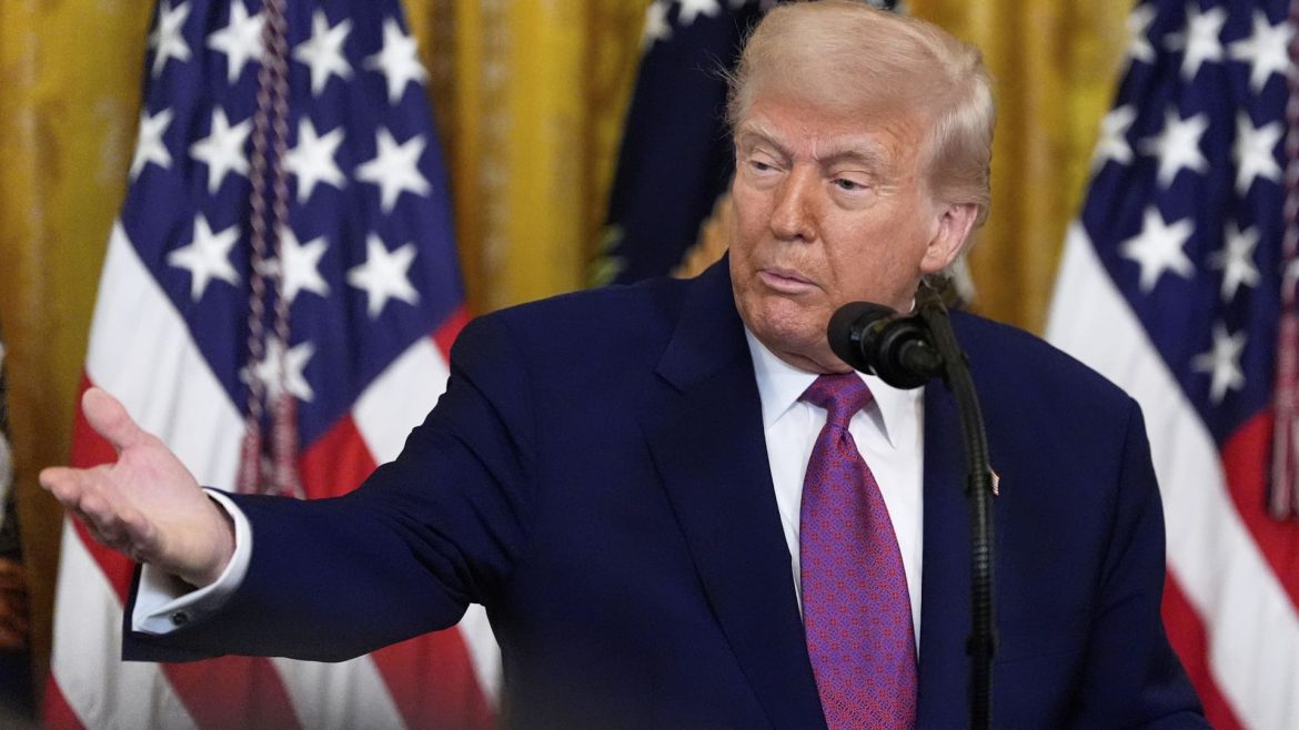 Trump Labels Fed Chief Powell a ‘Numbskull’ While Demanding Interest Rate Cut