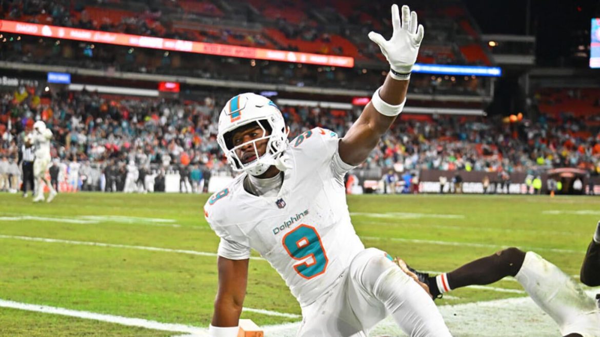 Jonnu Smith’s Future in Miami: Contract Talks Remain Unsettled Amid Minicamp Absence