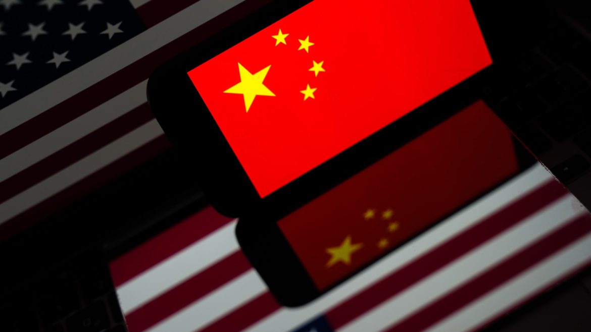 China’s Manufacturing Slump Deepens Amid Deflation