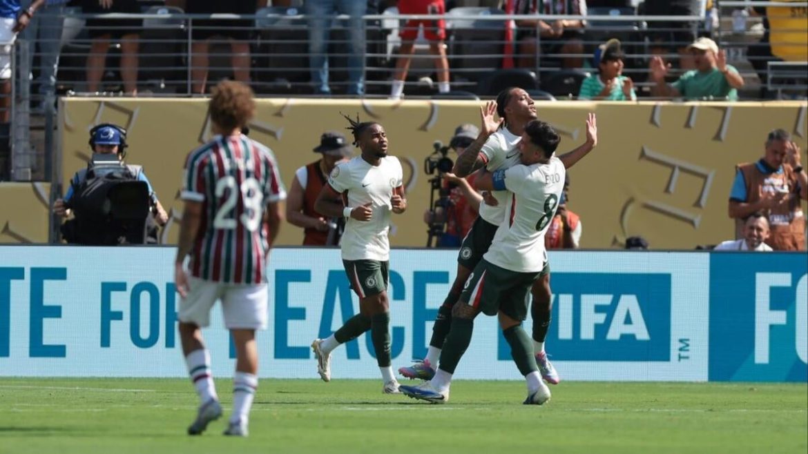 Pedro’s Double Sinks Fluminense