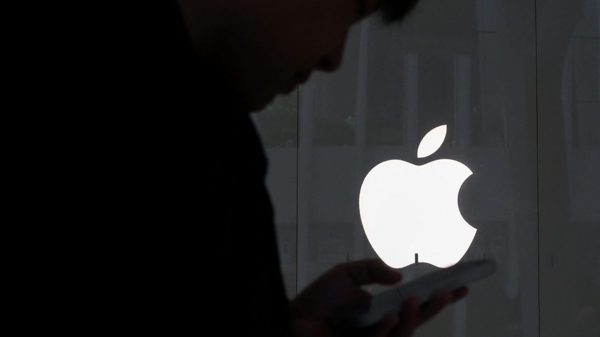 Apple’s Challenges: Investors Worry