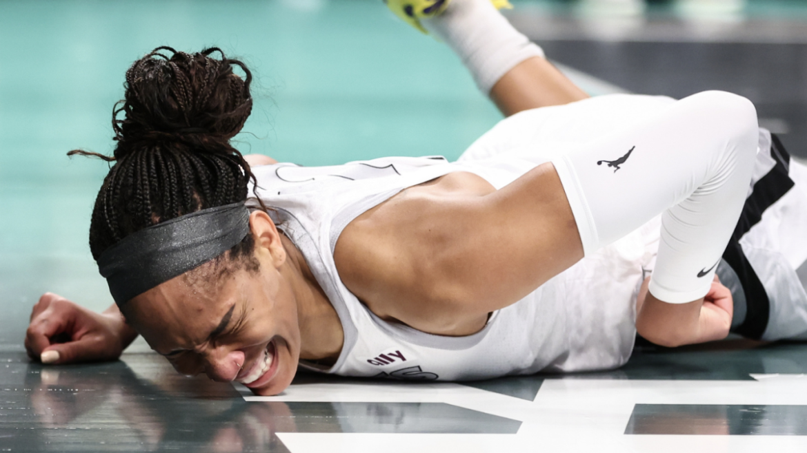 WNBA Star Wilson’s Wrist Injury Cast Doubt on Game