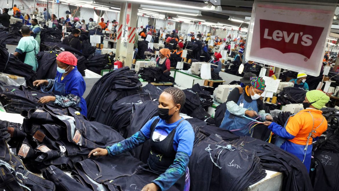 Levi’s Boosts Sales Outlook, Absorbs Tariff Costs