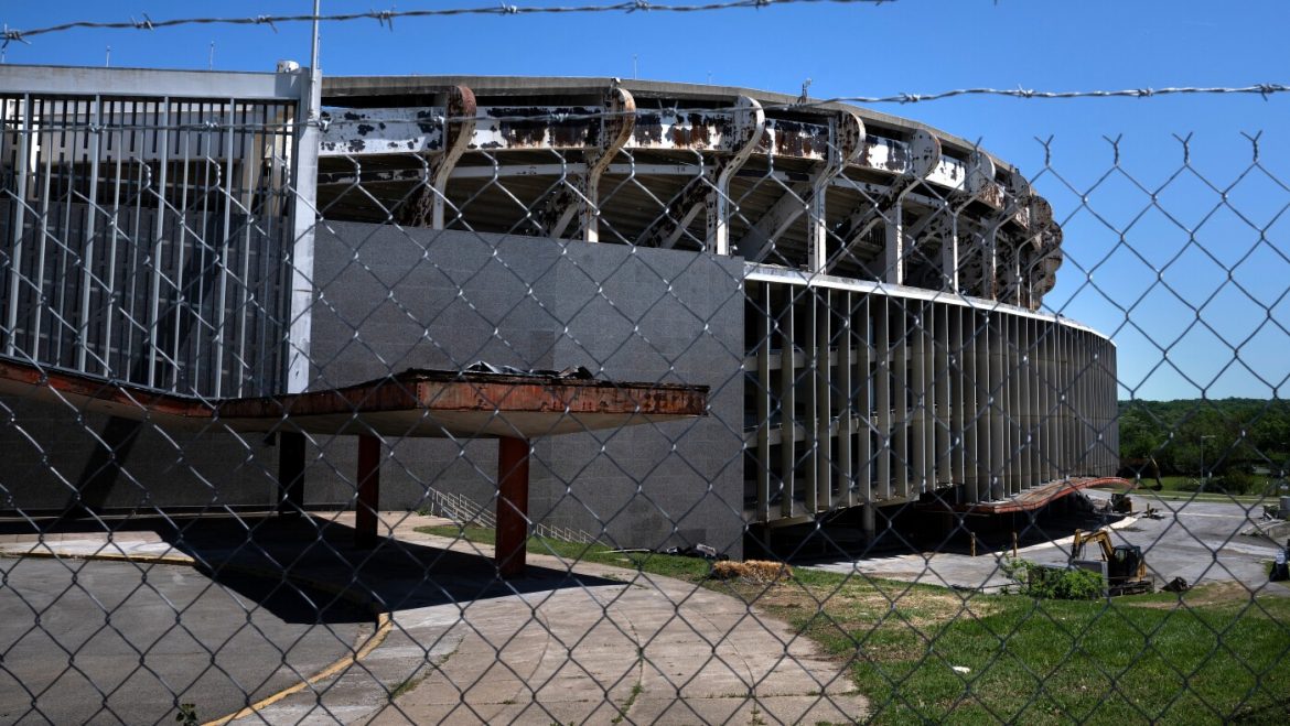 Trump vs. Commanders: Stadium Deal at Risk