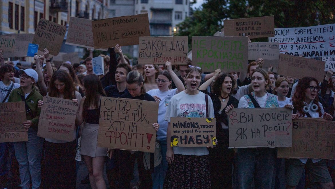Mass Protests Erupt Over Zelenskyy’s Anti-Corruption Bill