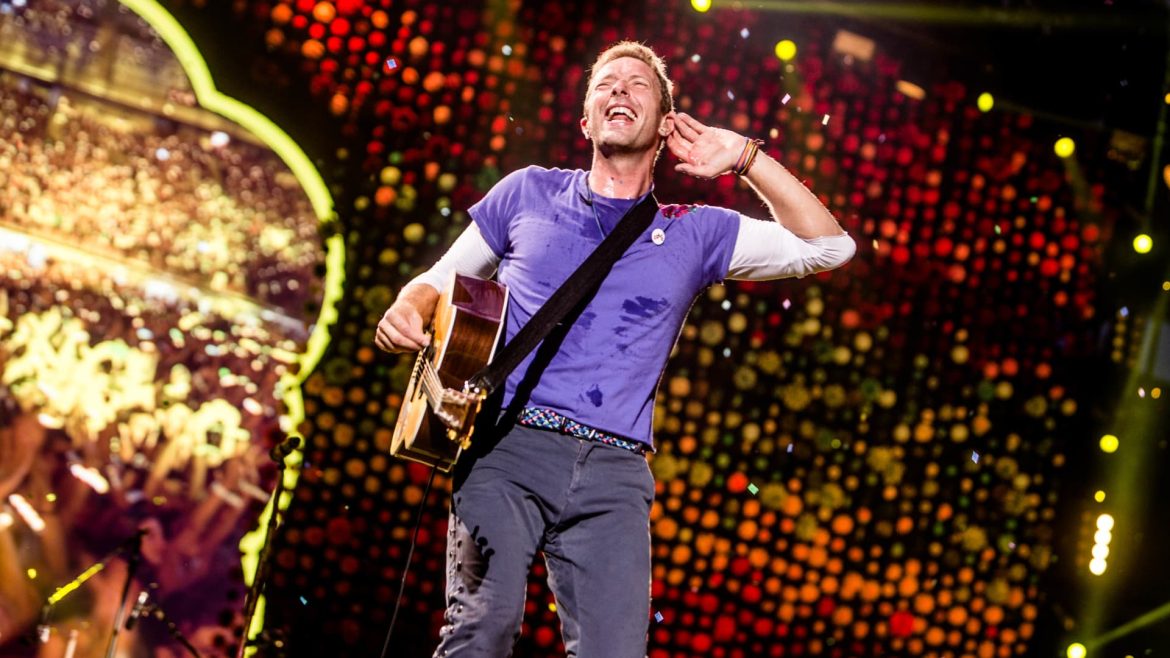 HR Chief Quits After Coldplay Kiss-Cam