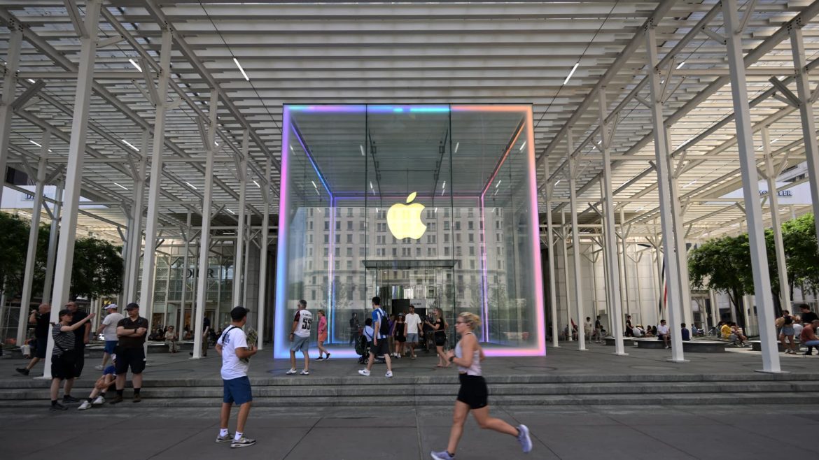 Market Movers: Apple, Reddit, Amazon & More